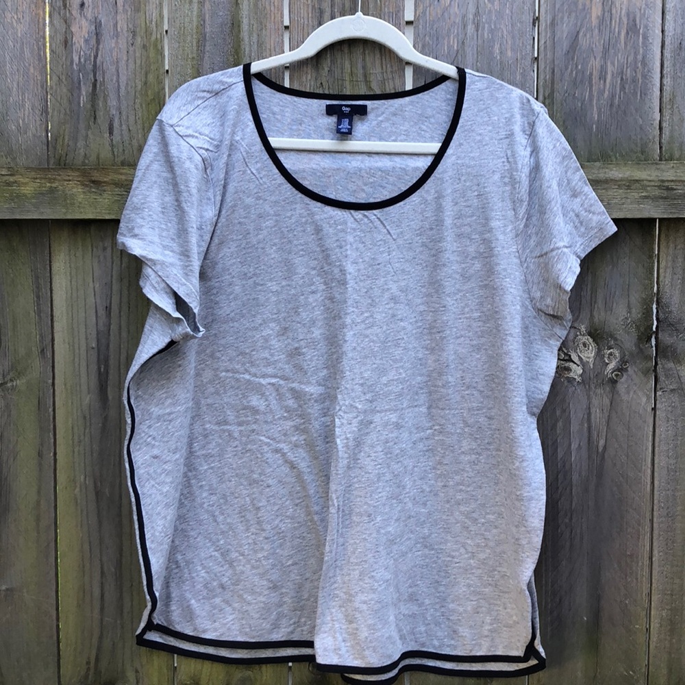 Gap heather gray tee with black trim XXL